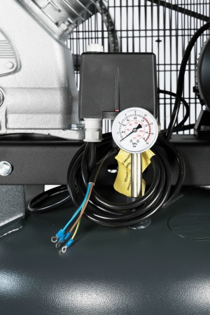 Компрессор вертикальный поршневой с ременной передачей 380 В, ресивер 270 л, 690 л/мин