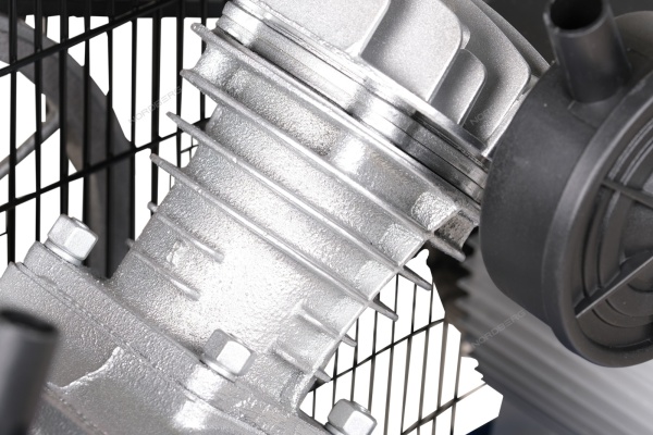 Компрессор двухпоршневой, ременной, чугунная головка, 220 В, ресивер 100 л, 320 л/мин