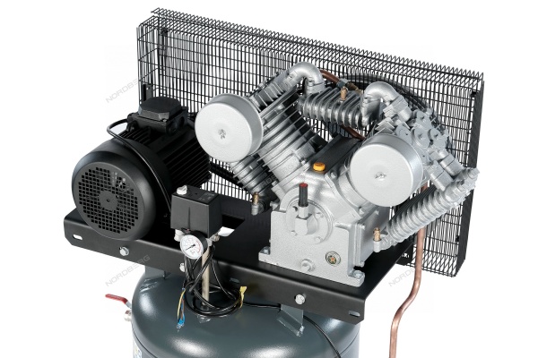 Компрессор вертикальный поршневой с ременной передачей 380 В, ресивер 270 л, 1400 л/мин