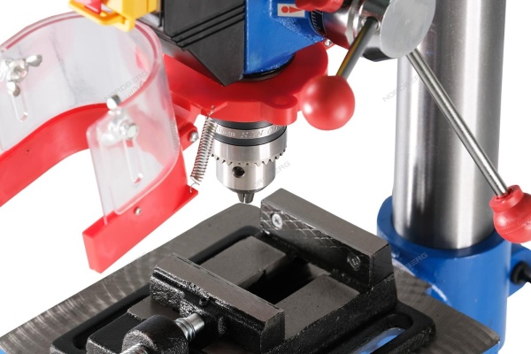 Станок сверлильный (750Вт, 16мм, макс расст до стола 410мм, 16 скоростей, тиски)