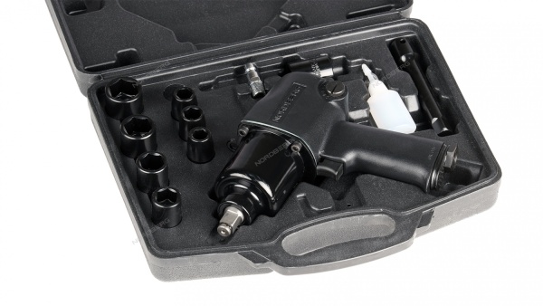 Пневмогайковерт ударный 1/2", 850 Нм, с головками в кейсе