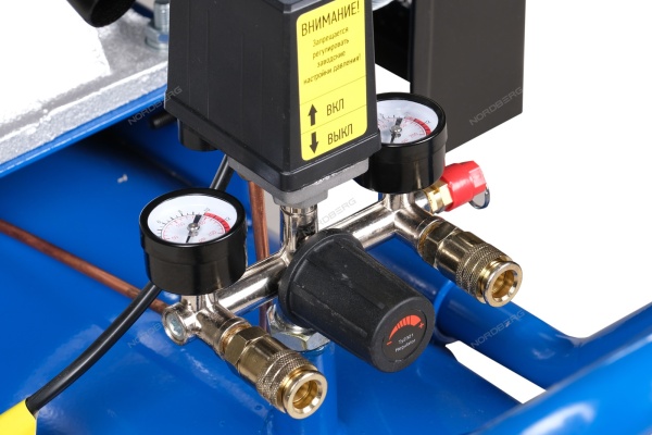 Компрессор трехпоршневой, ременной, чугунная головка, 380 В, ресивер 180 л, 800 л/мин